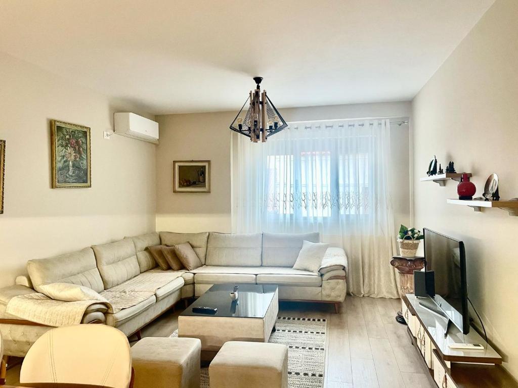 斯库台Adra's apartment的带沙发和电视的客厅