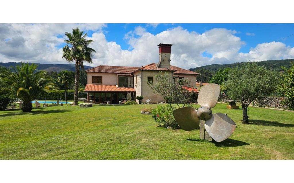 a house with a statue in front of a house at Espectacular casa gallega con piscina in Valeije