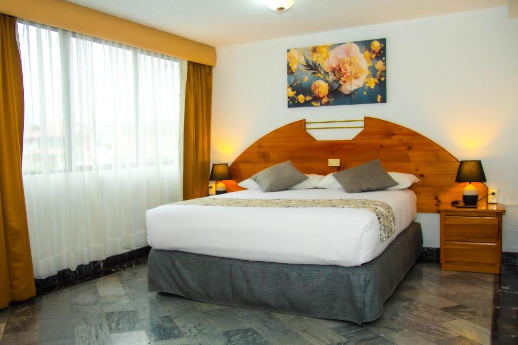 Postel nebo postele na pokoji v ubytování Hotel la Giralda