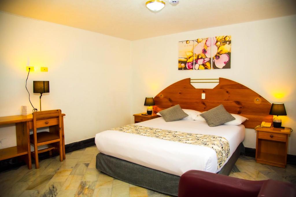 Postel nebo postele na pokoji v ubytování Hotel la Giralda
