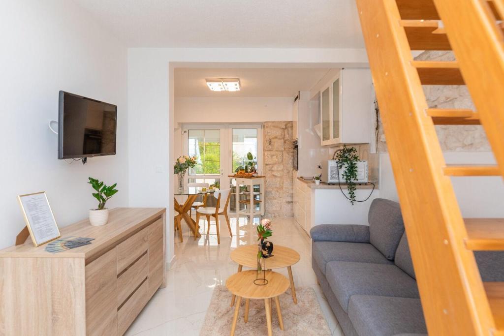 TV a/nebo společenská místnost v ubytování Apartments Suzi