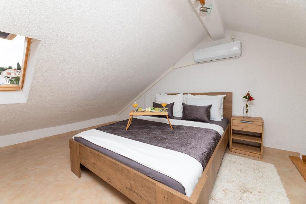 Postel nebo postele na pokoji v ubytování Apartments Suzi