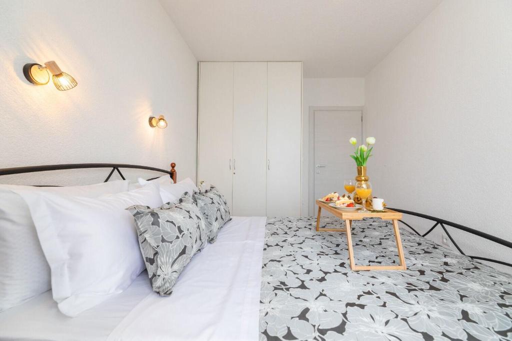 Postel nebo postele na pokoji v ubytování Apartments Suzi