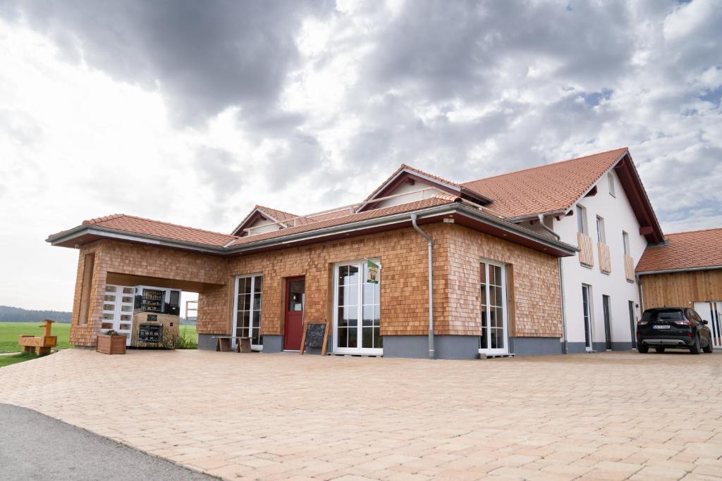 a brick house with a car parked in the driveway at Ferienwohnung Balkon in Bräunlingen