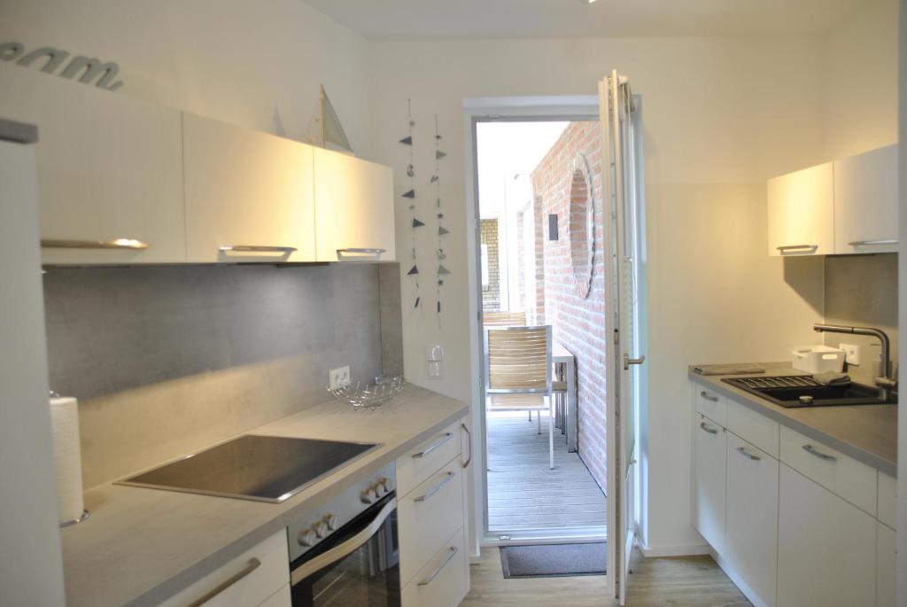 Kuchyň nebo kuchyňský kout v ubytování Ferienwohnung "Silbermöwe II", Hafenspitze Quartier