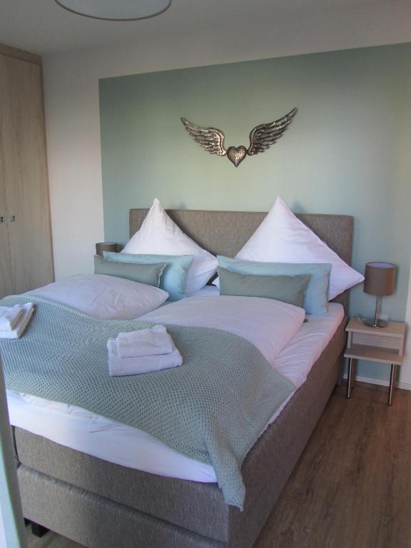 Postel nebo postele na pokoji v ubytování Ferienwohnung "Silbermöwe II", Hafenspitze Quartier
