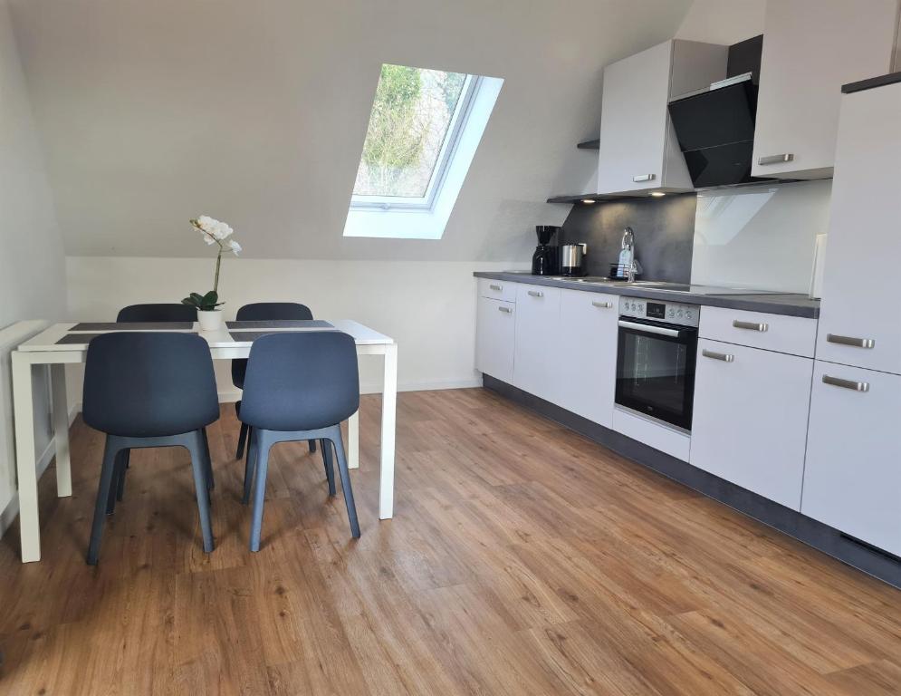 Kuchyň nebo kuchyňský kout v ubytování Ferienwohnung Dons - Strandnahe & moderne Fewo im Ostseebad Grömitz