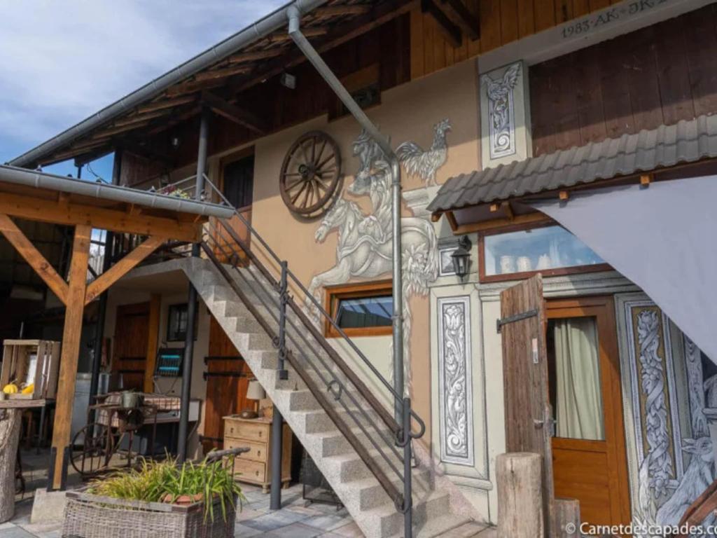 Una casa con un mural en el costado. en Flat in Alsace near Vosges Nature Park, en Morschwiller