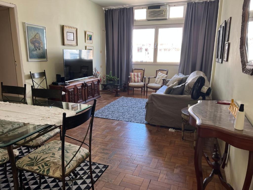 Hotel Praia mais charmosa do Rio, a living room with a couch and a table at Praia mais charmosa do Rio in Rio de Janeiro