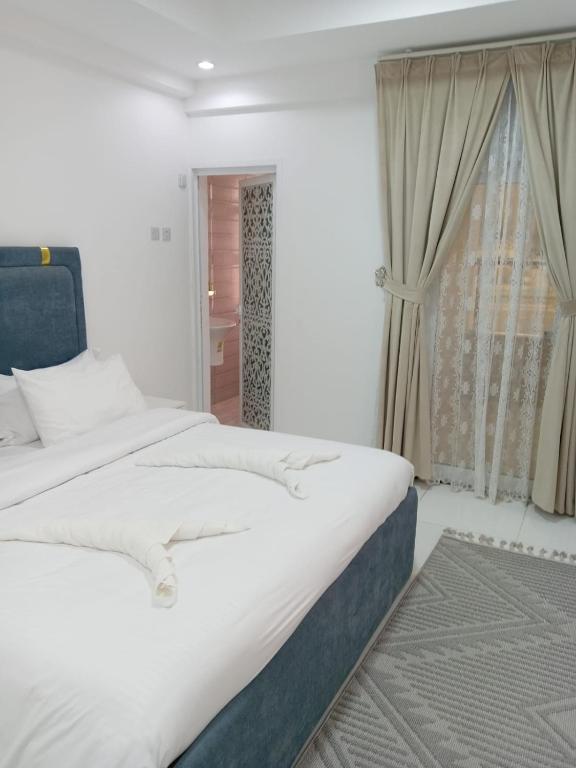 Postel nebo postele na pokoji v ubytování ANTIKA HOTEL / انتيكا للشقق الفندقيه