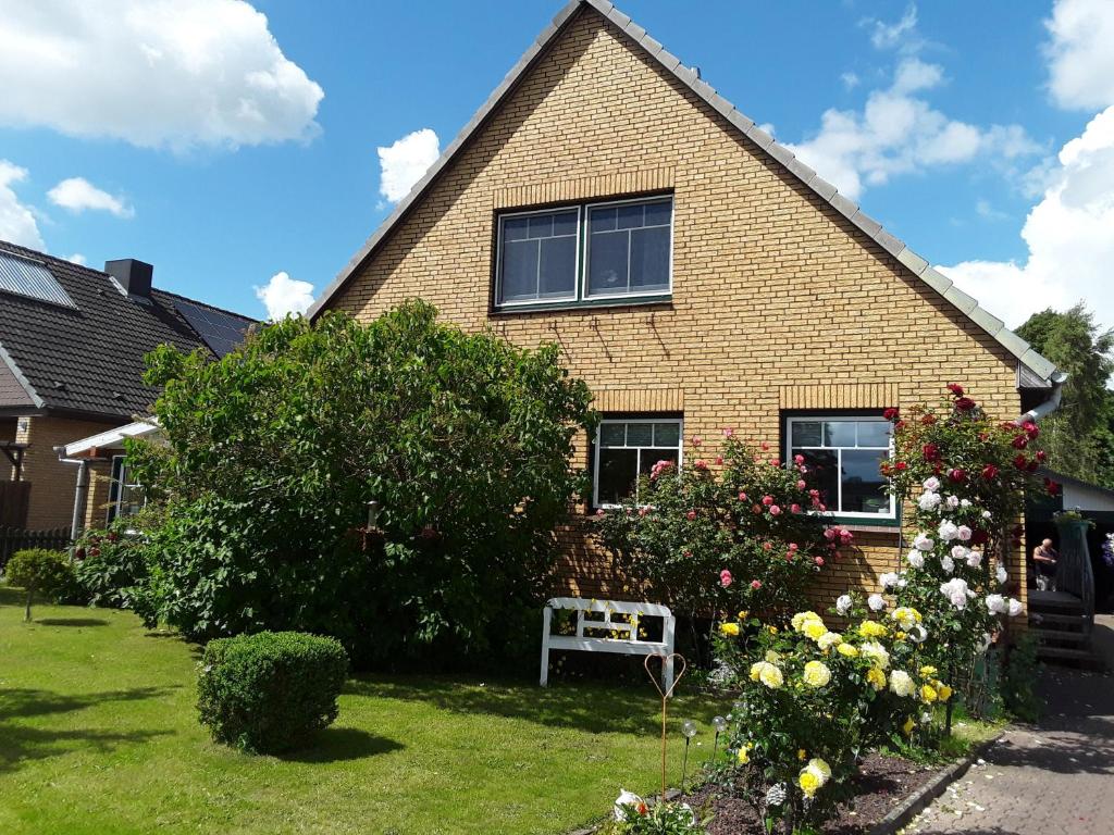 a house with a white bench in the yard at Ferienwohnung Nordlicht in Nortorf