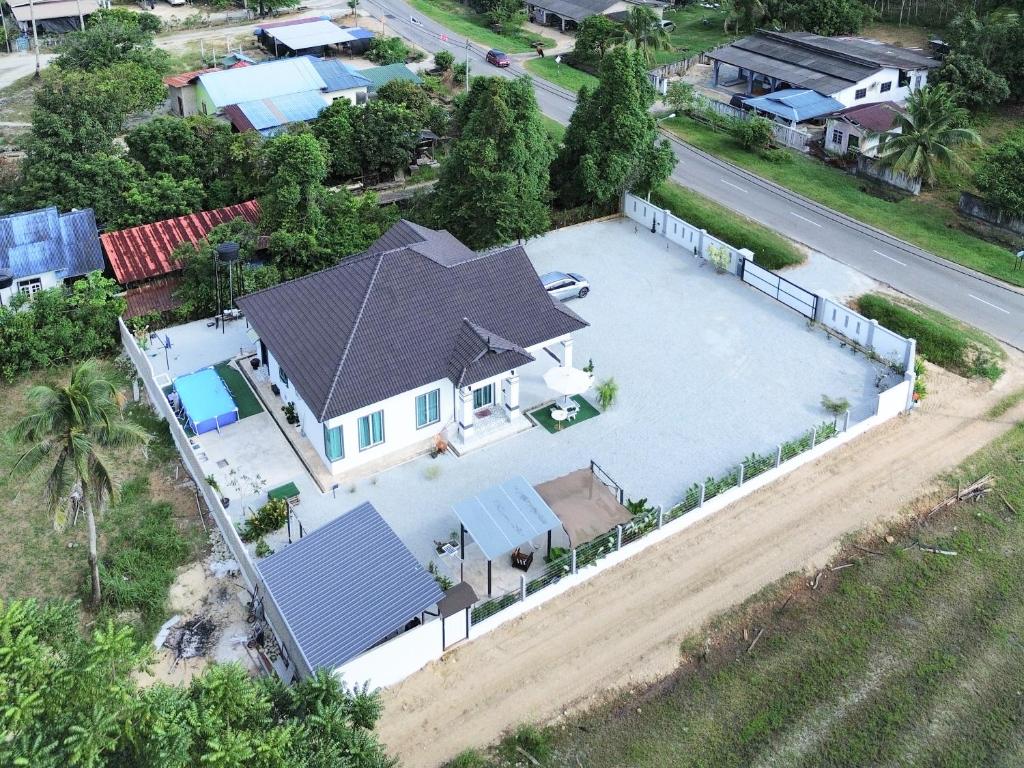 una vista aérea de una casa con piscina en Senja Homestay besut POOL, en Jertih