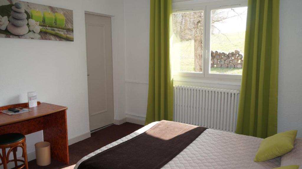 Postel nebo postele na pokoji v ubytování Hôtel Robinson
