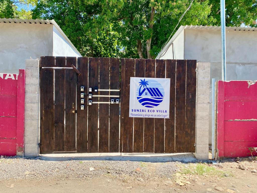 Et logo, certifikat, skilt eller en pris der bliver vist frem på Eco Villa, El Sunzal ISA Surfing