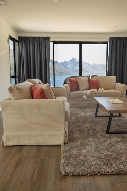 Ein Sitzbereich in der Unterkunft 1Queenstown - Stunning Lake and Mountain Views