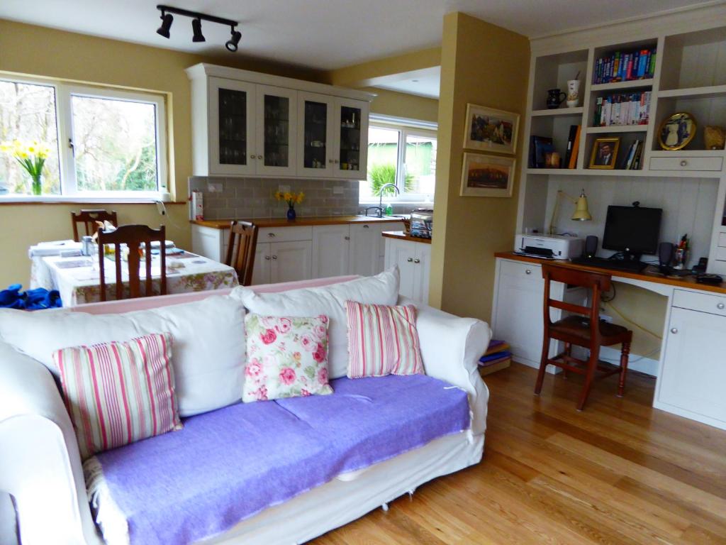 Kuchyň nebo kuchyňský kout v ubytování Camillaun Lodge with Lough Corrib Boat Hire