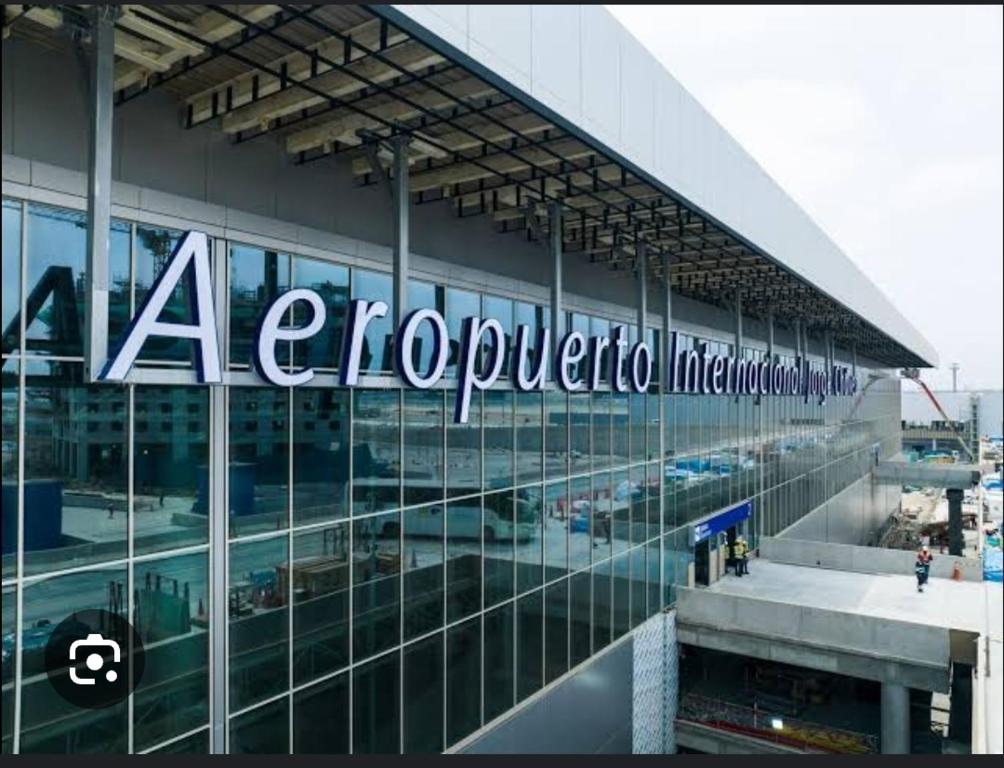 Un aeropuerto con un cartel en el costado de un edificio. en Casa sabina nuevo aeropuerto, en Lima