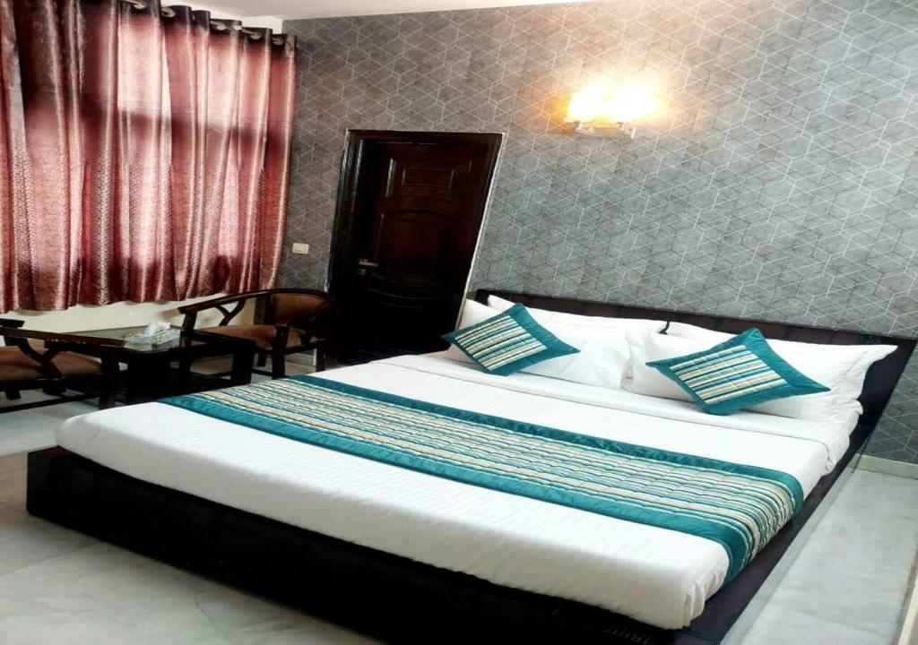 Postel nebo postele na pokoji v ubytování Hotel Khusbu Residency, Green Park Market, South Delhi