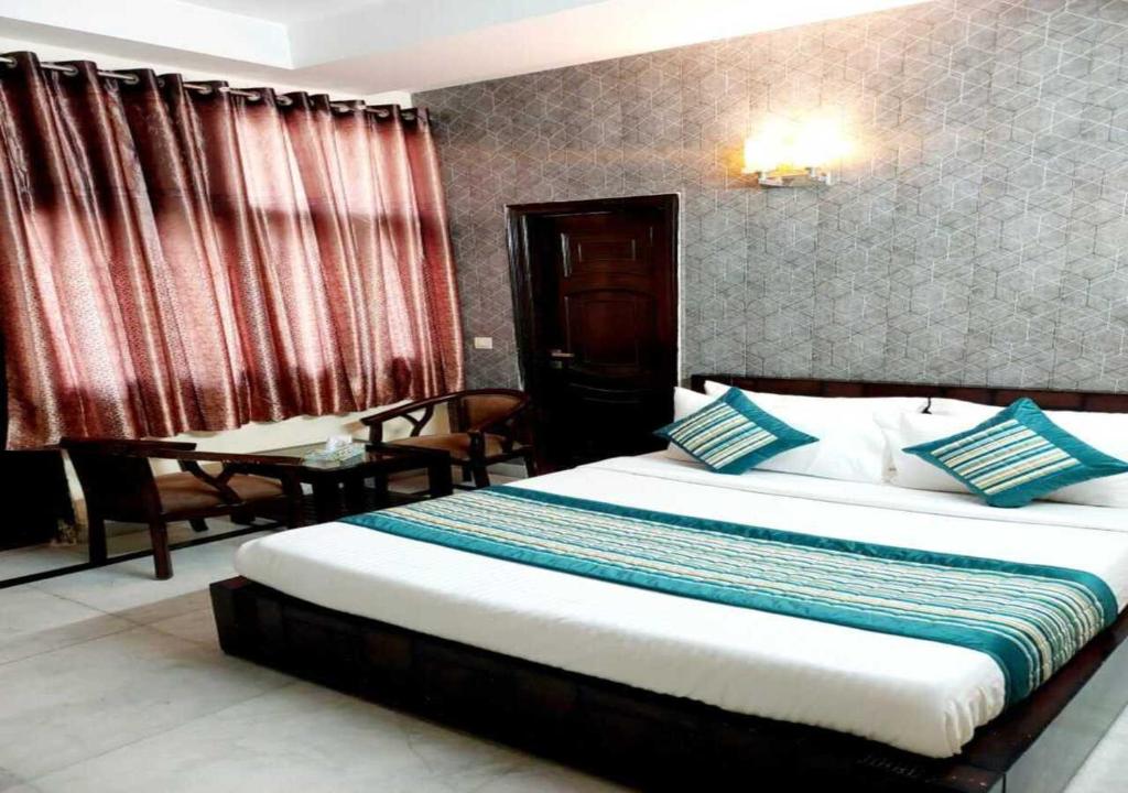 Postel nebo postele na pokoji v ubytování Hotel Khusbu Residency, Green Park Market, South Delhi