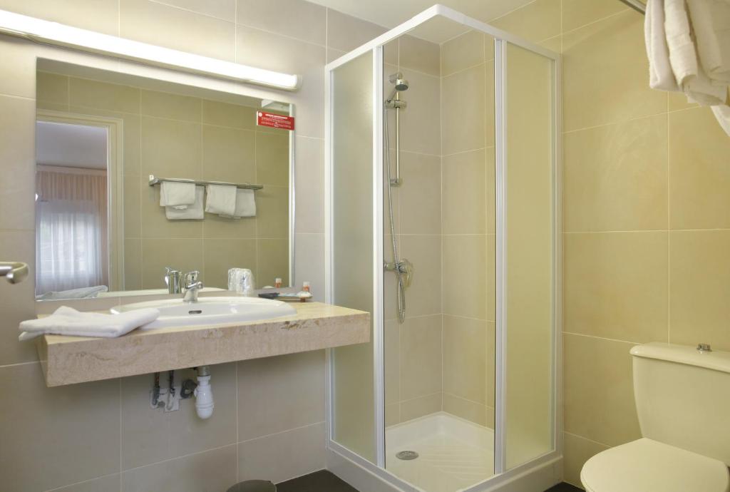 Koupelna v ubytování Logis Hôtel Cartier