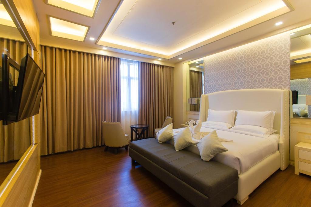 Una cama o camas en una habitación de Iloilo Gateway Hotel and Suites