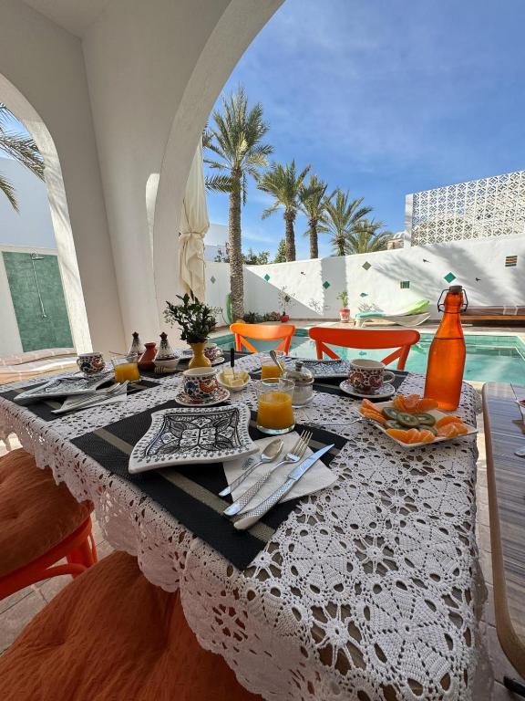 Bazén v ubytování Maison d'hôtes Dar El Kahina Djerba nebo v jeho okolí