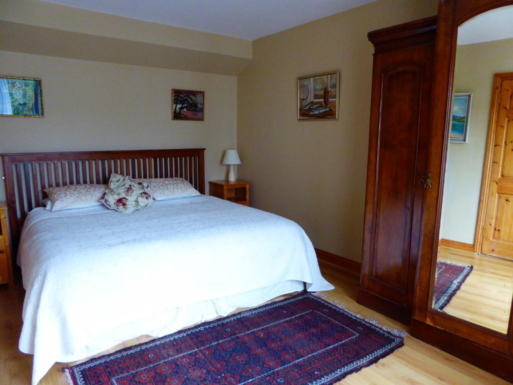 Postel nebo postele na pokoji v ubytování Camillaun Lodge with Lough Corrib Boat Hire