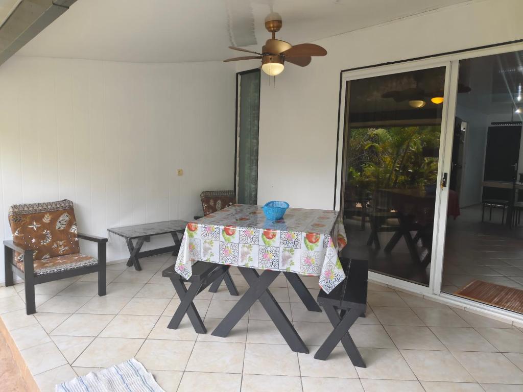 Patio nebo venkovní prostory v ubytování Fare Ara Location Huahine