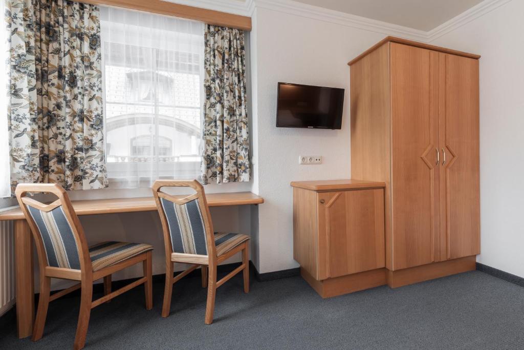 Televízia a/alebo spoločenská miestnosť v ubytovaní SCHMID Rooms & Apartments