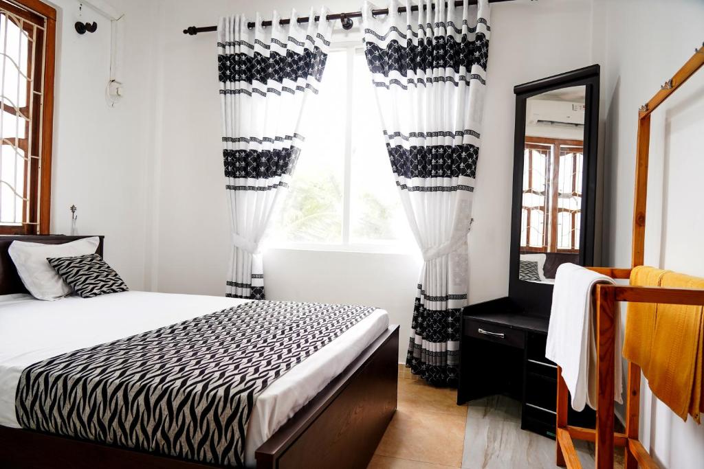 Postel nebo postele na pokoji v ubytování Blue Beach Hotel Trinco
