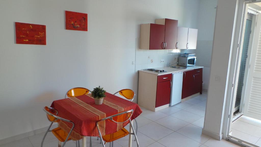 Apartments Henc - One-Bedroom Apartment With Sea View