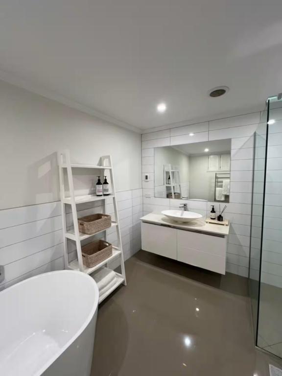 Koupelna v ubytování Auckland Coastal Hideaway Castor Bay Beach