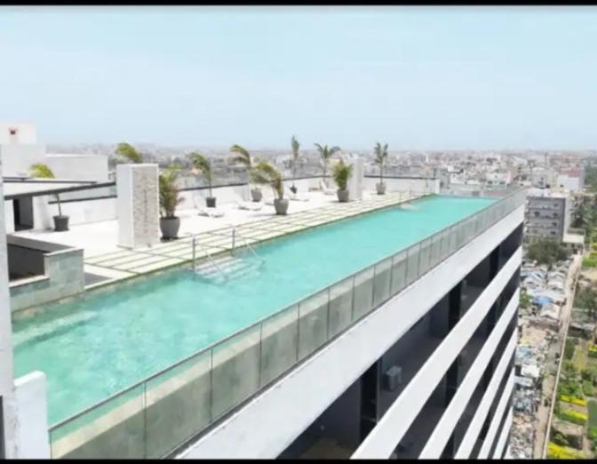 a swimming pool on the roof of a building at Appartement de luxe à louer in Dakar
