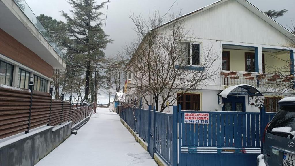 Guest house on Devyatnadtsataya v zimě