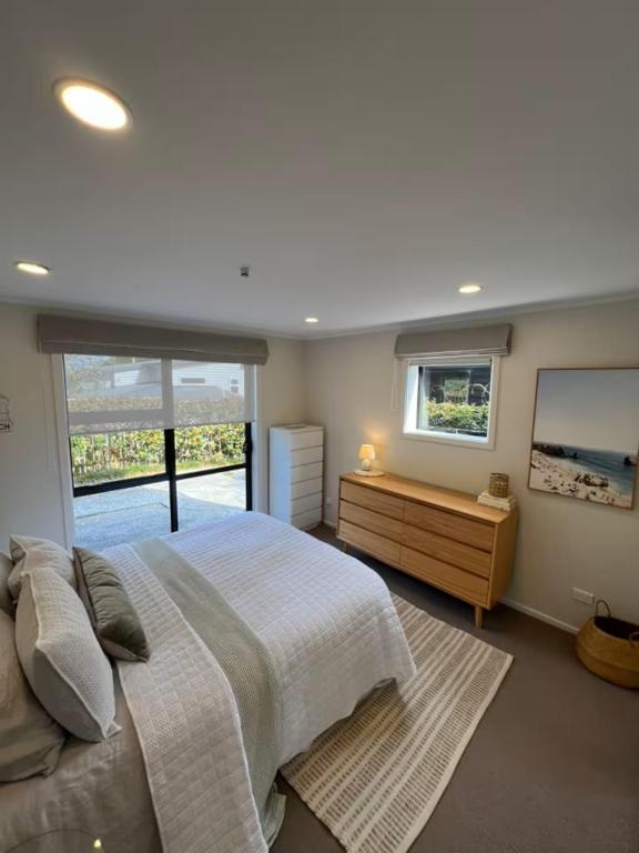 Postel nebo postele na pokoji v ubytování Auckland Coastal Hideaway Castor Bay Beach