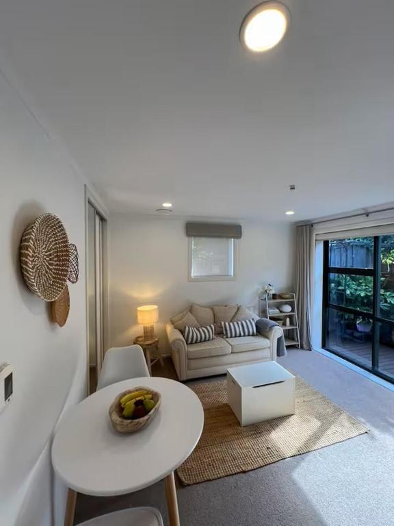 Posezení v ubytování Auckland Coastal Hideaway Castor Bay Beach