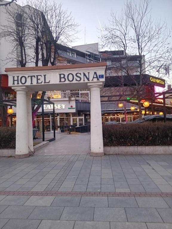 un panneau de l'hôtel bosoma devant un bâtiment dans l'établissement Apartment Top Centar, à Banja Luka