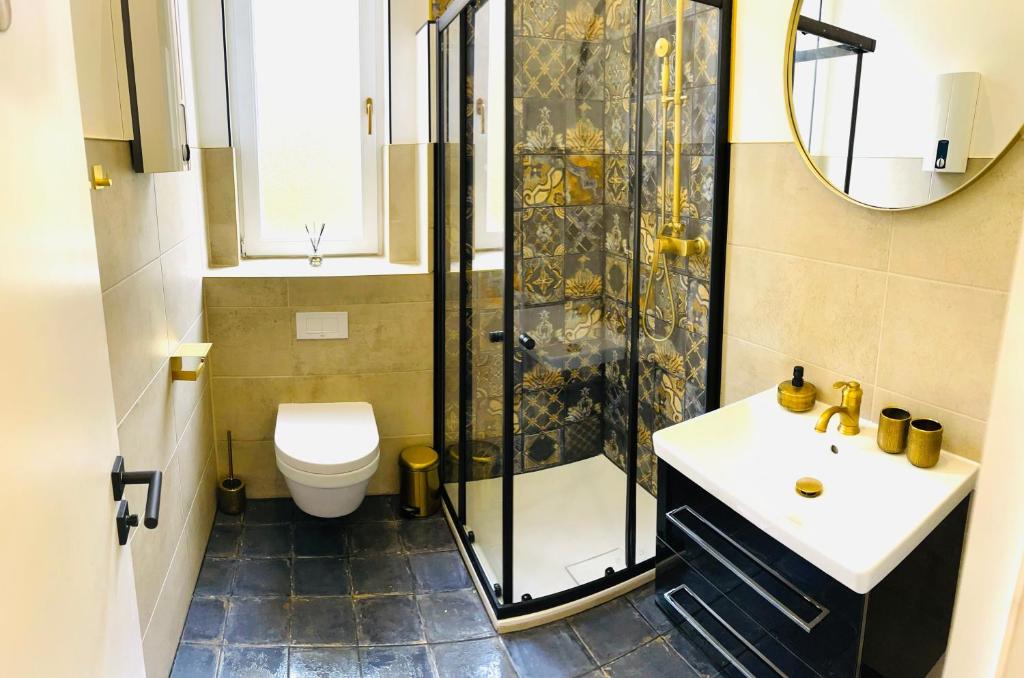 Et badeværelse på FeWo "Im Blauen" Am Wildpark - Parkplatz - Gem Balkon - Garten - W-LAN - Disney