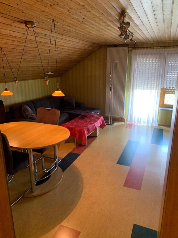 Posezení v ubytování klimatisiere Dachwohnung in Weinsberg-Gellmersbach