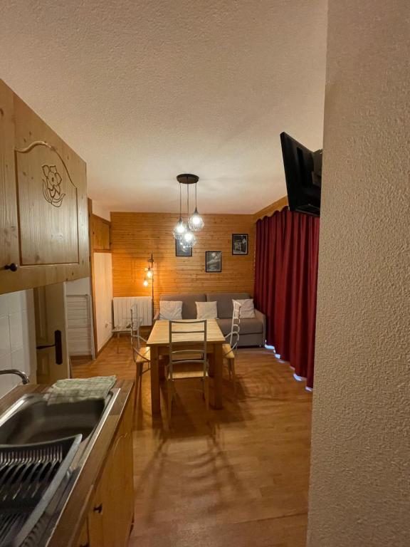 Kuchyň nebo kuchyňský kout v ubytování Orelle les 3 Vallées