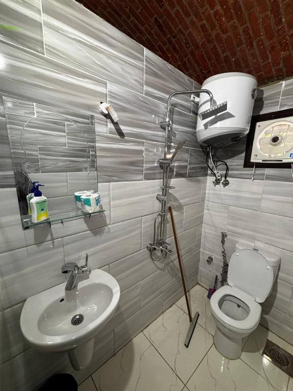 A bathroom at Ajwa Guest House
