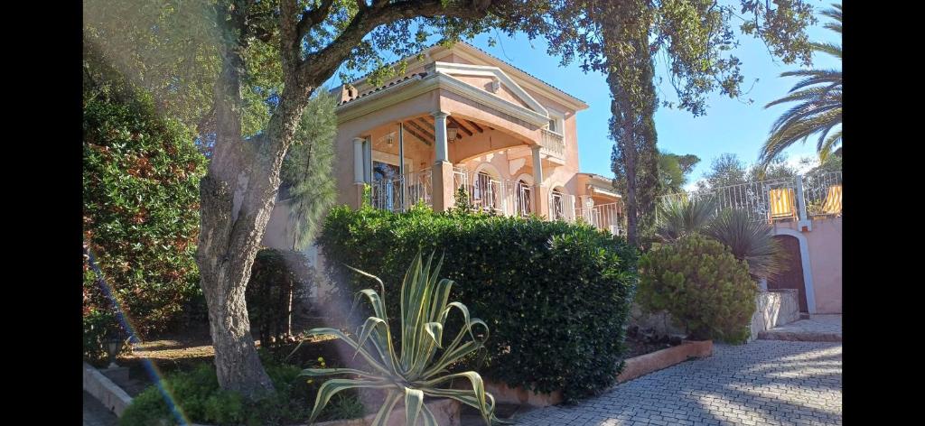 サン・ラファエルにあるVilla- Saint-Raphaëlの大家(ガゼボ付)