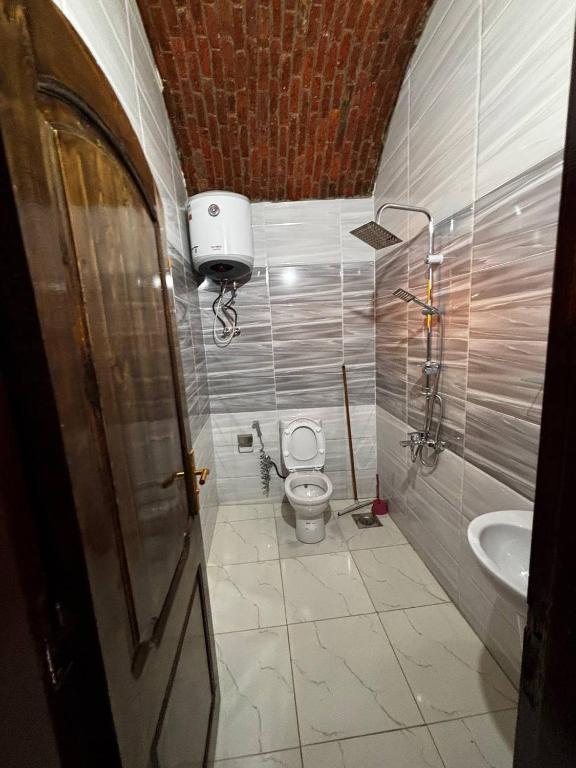 A bathroom at Ajwa Guest House