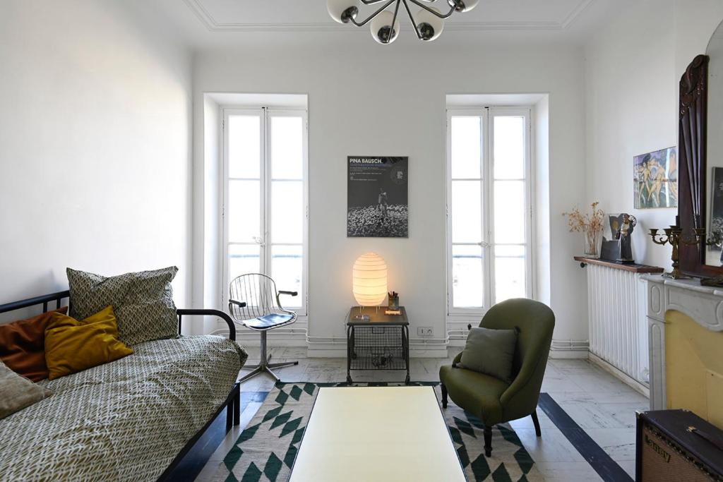 un salon avec un canapé et une chaise dans l'établissement 1-bedroom apartment near downtown, à Marseille
