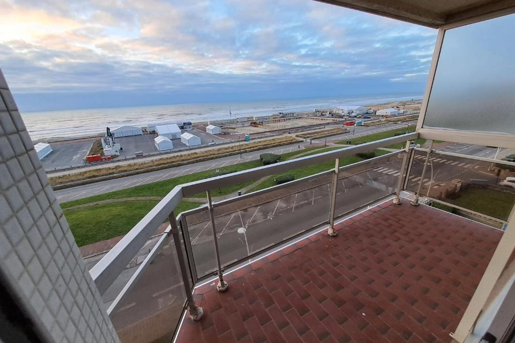 Elle comprend un balcon offrant une vue sur la plage et l'océan. dans l'établissement Spacious 3-bedroom apartment near the beach, à Le Touquet-Paris-Plage