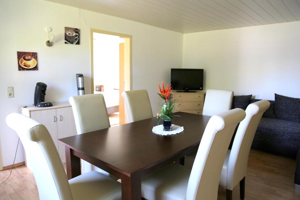 TV a/nebo společenská místnost v ubytování Bungalow mit Pool