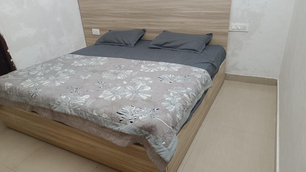 En eller flere senge i et værelse på Radha Spiritual Apartment