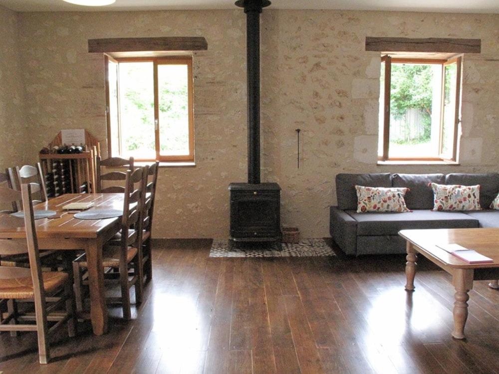 - un salon avec un canapé et une cheminée dans l'établissement La Bergerie, à Pessac-sur-Dordogne