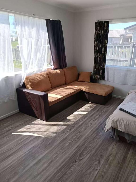 5 Beds including 3 Double Beds and 1 Double or 2 Single Sofa Beds at 22A Pererika Street - Resim 17
