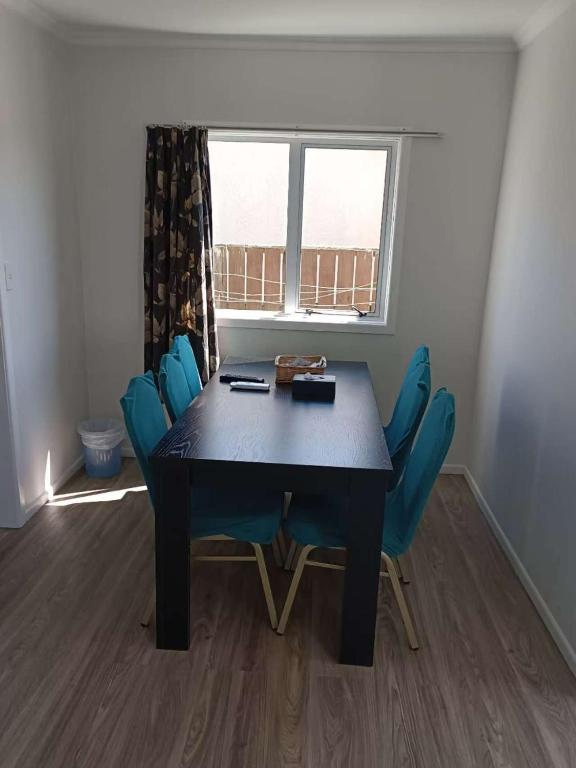 5 Beds including 3 Double Beds and 1 Double or 2 Single Sofa Beds at 22A Pererika Street - Resim 14